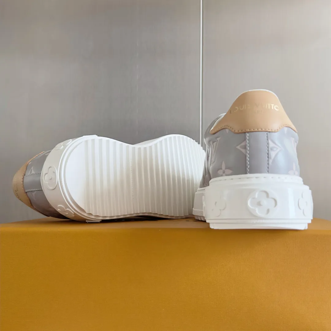 👟👟Ex-factory price 740👟👟 Top version LV Louis Vuitton L House Donkey Brand Stadium Series Casual Sports Shoes White Shoes Dexun Shoes Original purchase, development and production LV Stadium sports shoes are soft cow leather partially embossed with Monogram patterns, reproducing the retro design trend. Monogram canvas trim and toe perforations bring together exquisite details, the tongue is decorated with LV letter label, and the outsole depicts the Louis Vuitton logo. Exquisitely packaged at the delivery counter🛍📦 ▪️ Fabric: Original imported first-layer cowhide ▪️ Lining: Original imported soft sheepskin lining ▪️ Sole: Original open-molded non-slip rubber outsole ▪️ Bottom thickness: 3CM ▪️ Size: Women's 35-41